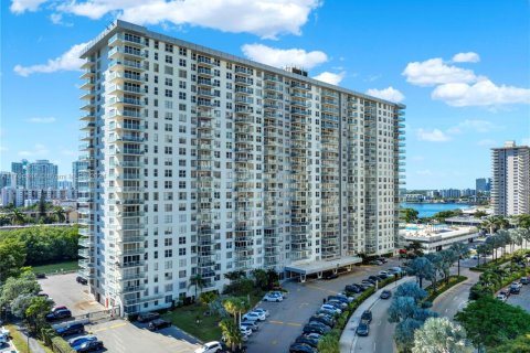 Condo in Sunny Isles Beach, Florida, 1 bedroom  № 1874621 - photo 1