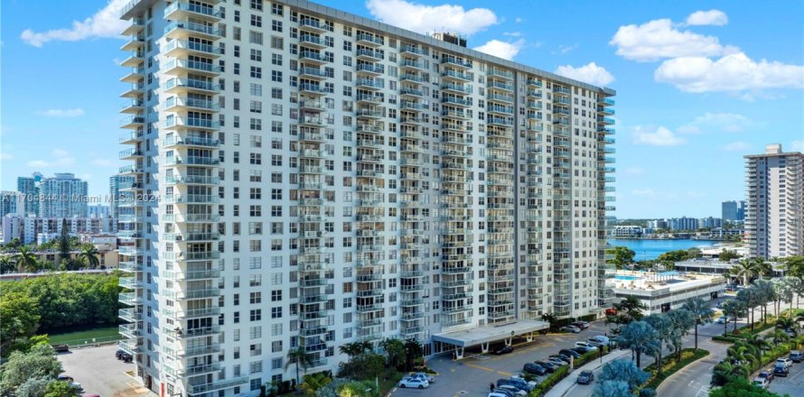 Condo in Sunny Isles Beach, Florida, 1 bedroom  № 1874621