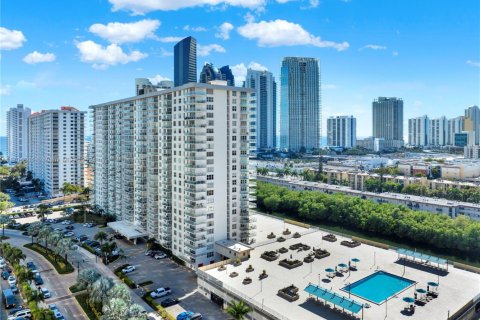 Condo in Sunny Isles Beach, Florida, 1 bedroom  № 1874621 - photo 2