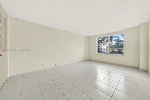 Condo in Sunny Isles Beach, Florida, 1 bedroom  № 1874621 - photo 19