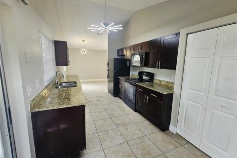 House in Brandon, Florida 3 bedrooms, 109.25 sq.m. № 1905858 - photo 12