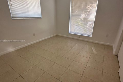 Condo in Key Biscayne, Florida, 1 bedroom  № 1888129 - photo 13
