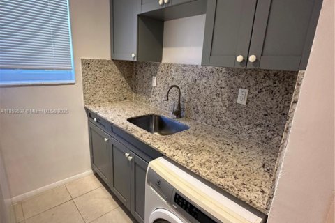 Condo in Key Biscayne, Florida, 1 bedroom  № 1888129 - photo 8