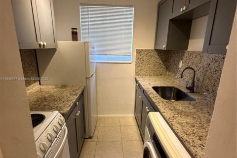Condo in Key Biscayne, Florida, 1 bedroom  № 1888129 - photo 9