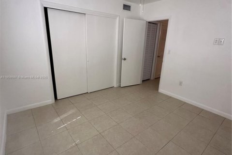 Condo in Key Biscayne, Florida, 1 bedroom  № 1888129 - photo 14