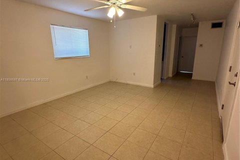 Condo in Key Biscayne, Florida, 1 bedroom  № 1888129 - photo 11