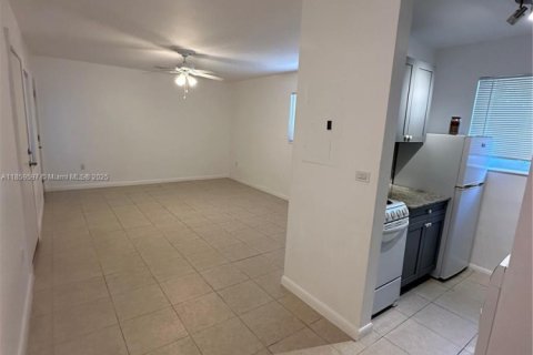 Condo in Key Biscayne, Florida, 1 bedroom  № 1888129 - photo 15