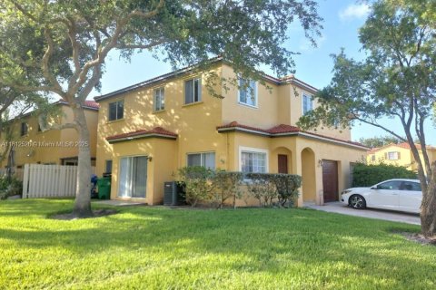 Townhouse in Miramar, Florida 3 bedrooms, 139.17 sq.m. № 1770583 - photo 1