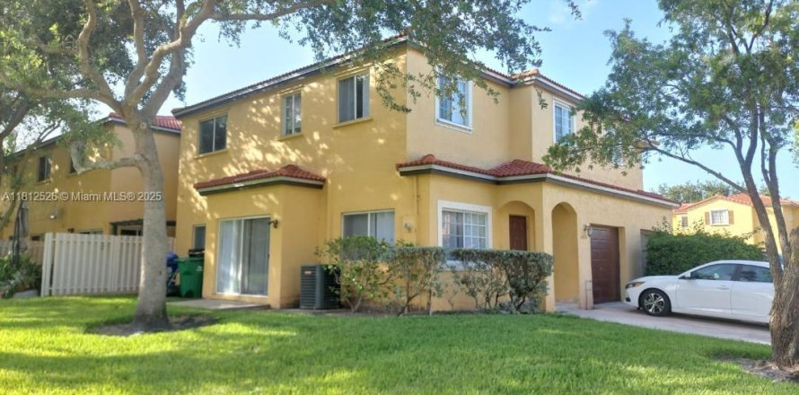 Townhouse in Miramar, Florida 3 bedrooms, 139.17 sq.m. № 1770583