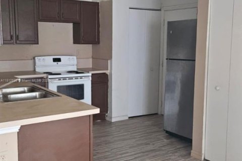 Townhouse in Miramar, Florida 3 bedrooms, 139.17 sq.m. № 1770583 - photo 4