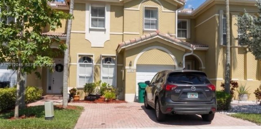 Townhouse in Miami, Florida 3 bedrooms, 160.54 sq.m. № 2074567