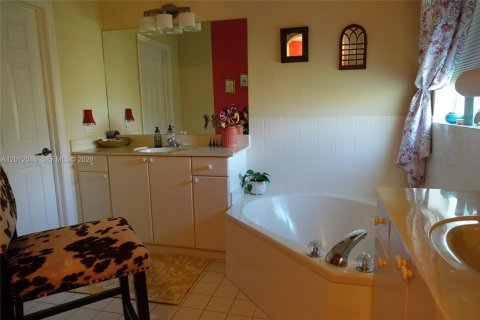 Townhouse in Miami, Florida 3 bedrooms, 160.54 sq.m. № 2074567 - photo 15