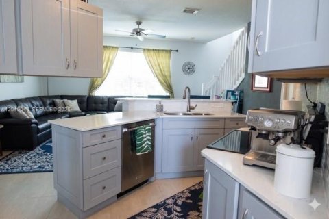 Townhouse in Miami, Florida 3 bedrooms, 160.54 sq.m. № 2074567 - photo 9