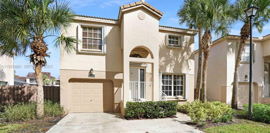 Casa en Plantation, Florida 3 dormitorios, 137.87 m2 № 1987663