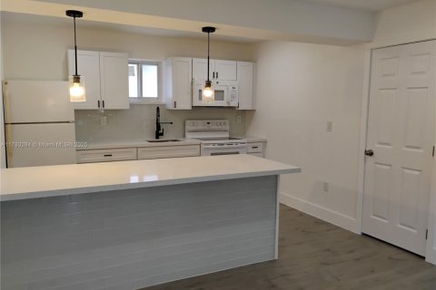 Casa en alquiler en Miami, Florida, 2 dormitorios, 326.27 m2 № 1727311 - foto 3