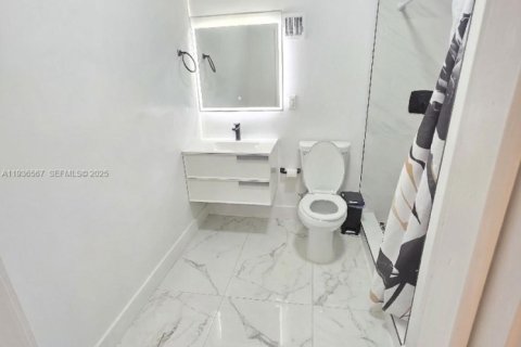 Propiedad comercial en alquiler en Miami, Florida, 1 dormitorio, 15.89 m2 № 1994711 - foto 9