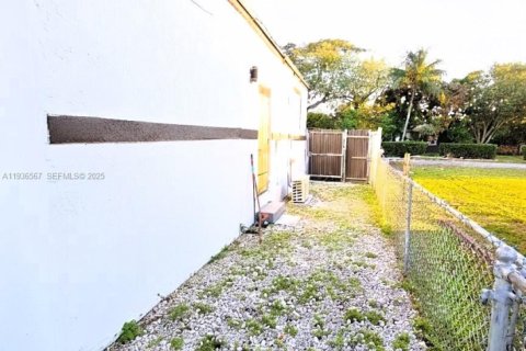 Propiedad comercial en alquiler en Miami, Florida, 1 dormitorio, 15.89 m2 № 1994711 - foto 5
