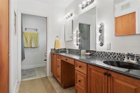 House in Tampa, Florida 3 bedrooms, 187.29 sq.m. № 2103772 - photo 23