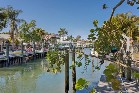 House in Tampa, Florida 3 bedrooms, 187.29 sq.m. № 2103772 - photo 30