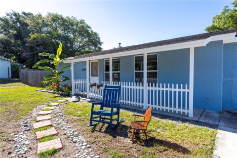 House in Clearwater, Florida 4 bedrooms, 128.21 sq.m. № 2149662 - photo 2