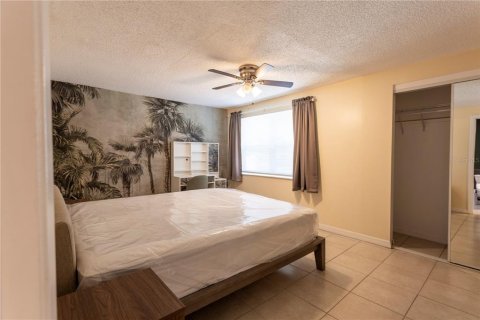 House in Clearwater, Florida 4 bedrooms, 128.21 sq.m. № 2149662 - photo 15