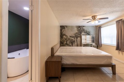House in Clearwater, Florida 4 bedrooms, 128.21 sq.m. № 2149662 - photo 14