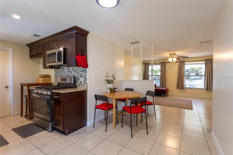 House in Clearwater, Florida 4 bedrooms, 128.21 sq.m. № 2149662 - photo 12