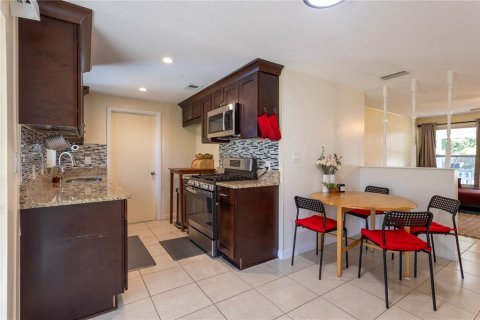 House in Clearwater, Florida 4 bedrooms, 128.21 sq.m. № 2149662 - photo 11