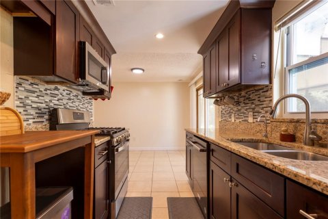 House in Clearwater, Florida 4 bedrooms, 128.21 sq.m. № 2149662 - photo 8