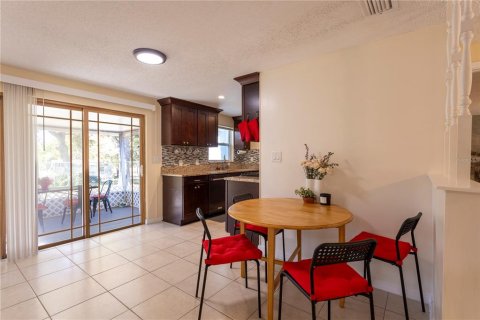 House in Clearwater, Florida 4 bedrooms, 128.21 sq.m. № 2149662 - photo 6