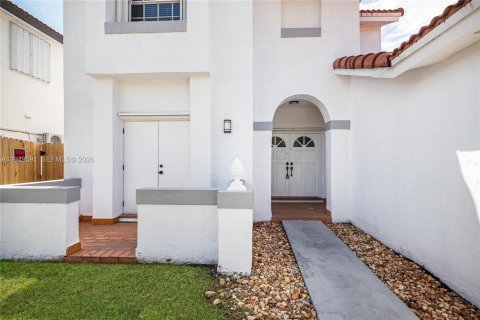 Снять в аренду виллу или дом в Майами, Флорида 4 спальни, 220.92м2, № 2005231 - фото 3