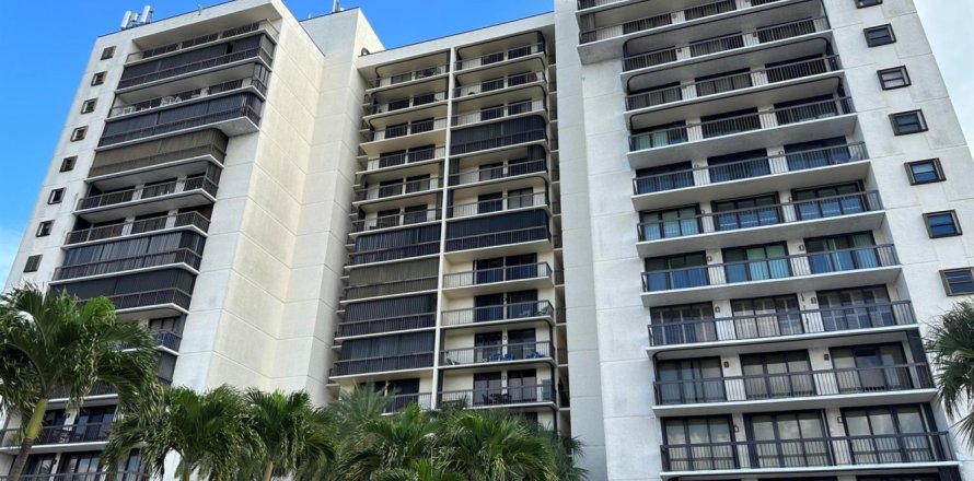 Condominio en Hutchinson Island South, Florida, 2 dormitorios № 930073