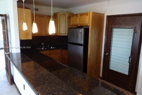 Condo in Bay Harbor Islands, Florida, 2 bedrooms  № 1973716 - photo 3