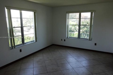 Condo in Bay Harbor Islands, Florida, 2 bedrooms  № 1973716 - photo 12