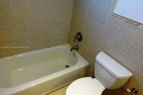 Condo in Bay Harbor Islands, Florida, 2 bedrooms  № 1973716 - photo 13