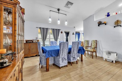 House in Cape Coral, Florida 4 bedrooms, 216.93 sq.m. № 2410319 - photo 7