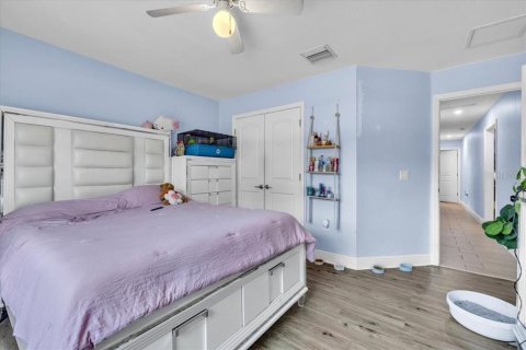 House in Cape Coral, Florida 4 bedrooms, 216.93 sq.m. № 2410319 - photo 19
