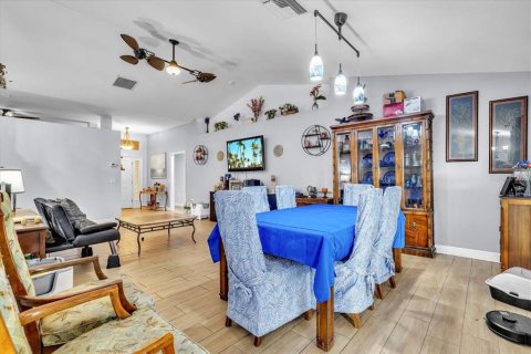 House in Cape Coral, Florida 4 bedrooms, 216.93 sq.m. № 2410319 - photo 6