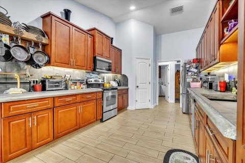 House in Cape Coral, Florida 4 bedrooms, 216.93 sq.m. № 2410319 - photo 8