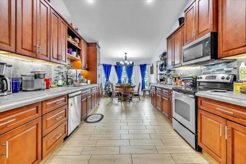 House in Cape Coral, Florida 4 bedrooms, 216.93 sq.m. № 2410319 - photo 10