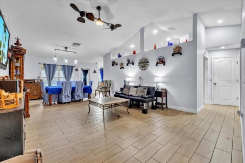 House in Cape Coral, Florida 4 bedrooms, 216.93 sq.m. № 2410319 - photo 2