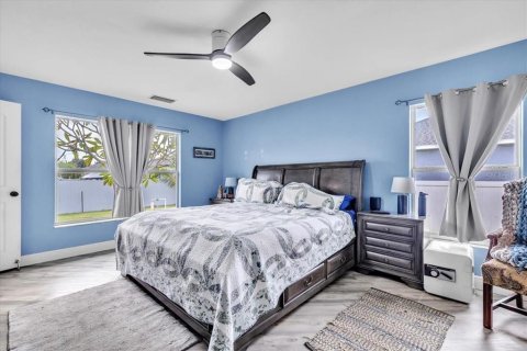 House in Cape Coral, Florida 4 bedrooms, 216.93 sq.m. № 2410319 - photo 14