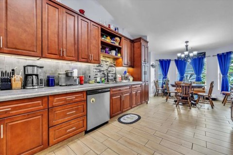 House in Cape Coral, Florida 4 bedrooms, 216.93 sq.m. № 2410319 - photo 11
