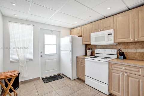 Copropriété à vendre à Hallandale Beach, Floride: 2 chambres, 102.19 m2 № 1994748 - photo 28