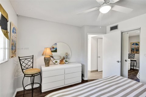 Copropriété à vendre à Hallandale Beach, Floride: 2 chambres, 102.19 m2 № 1994748 - photo 15