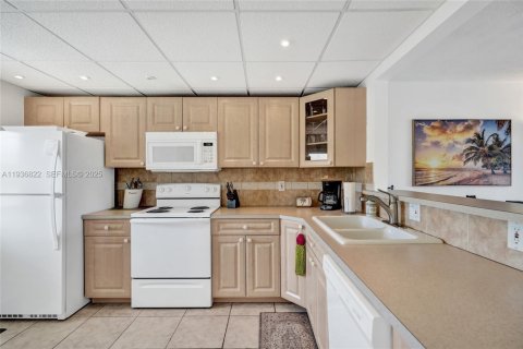 Copropriété à vendre à Hallandale Beach, Floride: 2 chambres, 102.19 m2 № 1994748 - photo 26