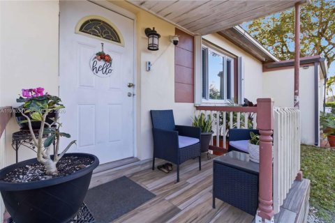 House in North Miami, Florida 3 bedrooms, 123.75 sq.m. № 2042469 - photo 11