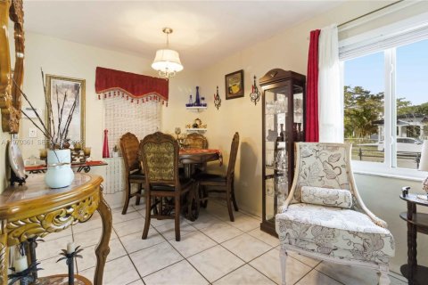 House in North Miami, Florida 3 bedrooms, 123.75 sq.m. № 2042469 - photo 17