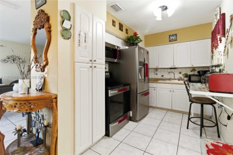 House in North Miami, Florida 3 bedrooms, 123.75 sq.m. № 2042469 - photo 19