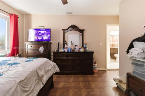 House in North Miami, Florida 3 bedrooms, 123.75 sq.m. № 2042469 - photo 30